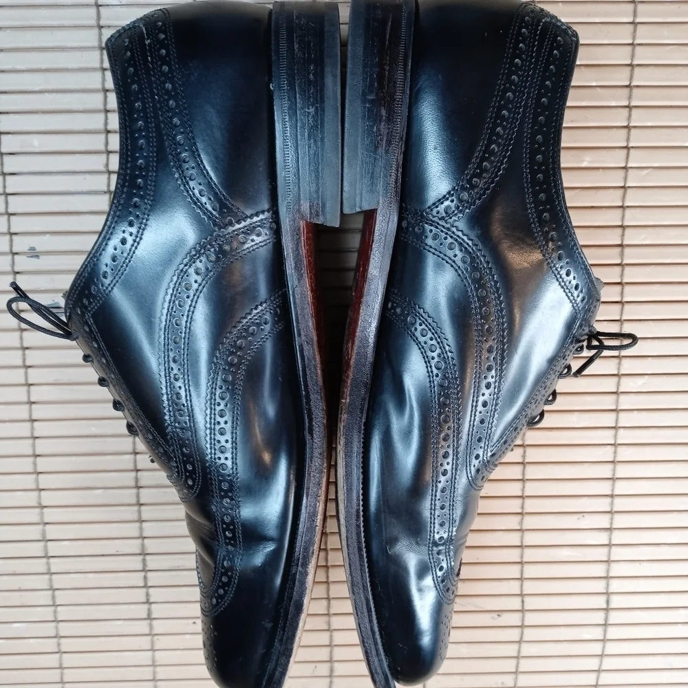 Florsheim men's black leather wingtip Oxford shoe. Sz 9.5 EEE. Great condition.